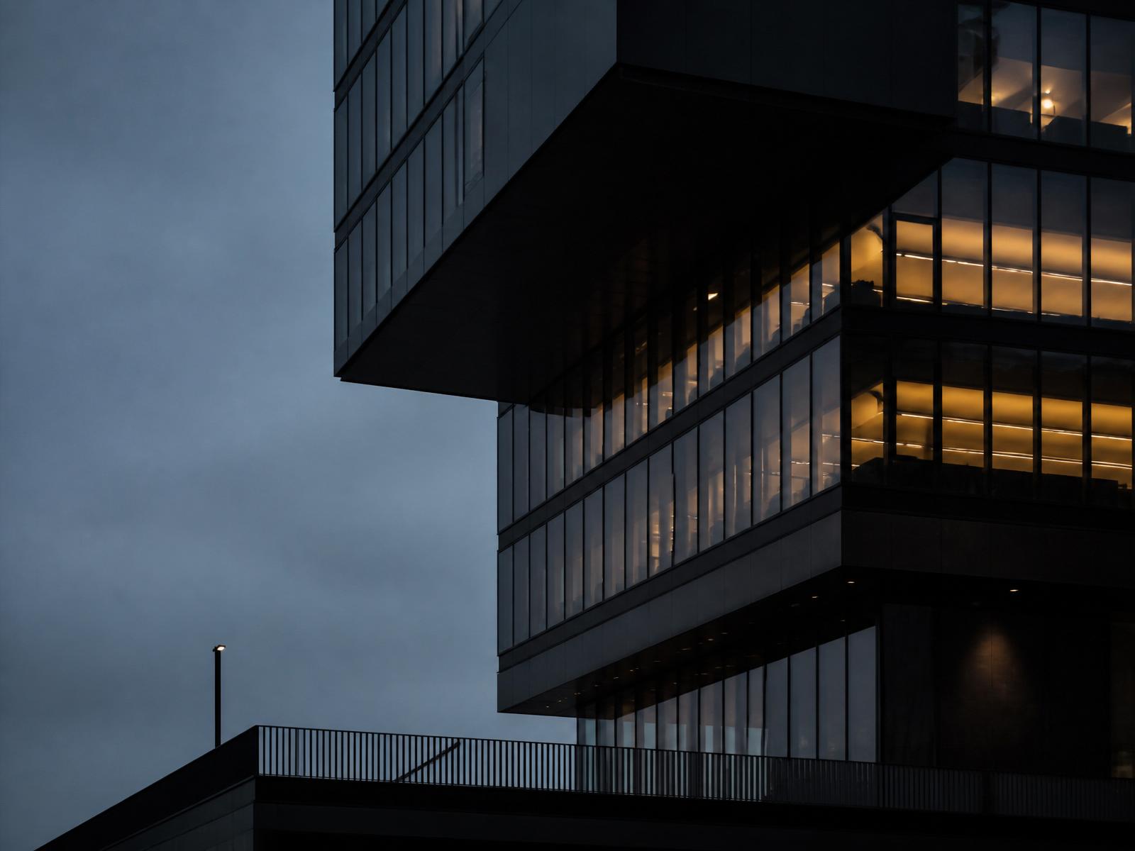 Modernes Unternehmensgebäude in der Dämmerung